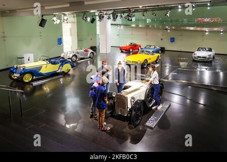 Munich, Allemagne - 08 juillet 2021: Intérieur du musée BMW, c'est un musée automobile de l'histoire de BMW situé près de l'Olympiapark à Munich, Allemagne Banque D'Images