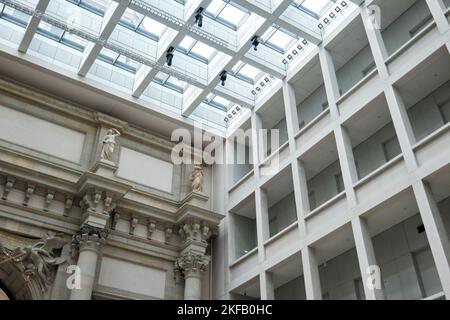 Berlin, Allemagne - sept 2022: Berlin, Allemagne - sept 2022: Vue intérieure du Forum Humboldt est un musée dédié à l'histoire humaine, l'art et la culture Banque D'Images