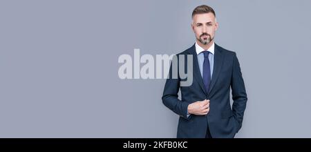 Toujours disponible. Homme de mode formel. Chef de la direction professionnel non rasé. Patron grizzled. Homme d'affaires confiant. Portrait de visage d'homme, bannière avec espace de copie. Banque D'Images