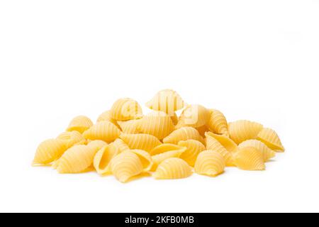 Pâtes Conchiglie isolées sur fond blanc avec espace de copie Banque D'Images