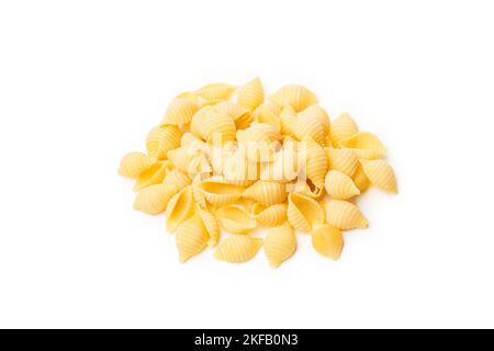 Pâtes Conchiglie isolées sur fond blanc avec espace de copie Banque D'Images