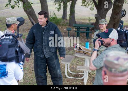 Le cohôte de Fox et de Friends, will Cain, a une idée de la façon dont le détachement de chien de travail militaire 226th des Brigades de la police militaire 89th travaille sur 2 septembre 2022, à fort Hood, au Texas. Sergent d'état-major Jay Espinosa, un chien de garde affecté au 226th, prépare will Caïn pour la poursuite vers le bas. Banque D'Images