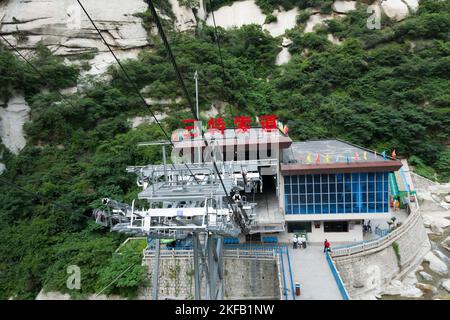 Vue de la station de haut du téléphérique de North Peak Sante sur la célèbre montagne Huashan / Mont Hua / Mont Hua / Mont Hua Shan près de Huayin, Weinan, Chine, 714299. Ouvert en !996 en Chine. PRC. Banque D'Images