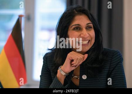Eltville am Rhein, Allemagne. 17th novembre 2022. Suella Braverman, ministre de l'intérieur du Royaume-Uni, assiste à une réunion bilatérale avec le ministre allemand de l'intérieur Faeser (SPD). Lors de la réunion de G7 à Eltville, les ministres de l'intérieur échangent leurs vues sur les valeurs communes de la démocratie, de l'État de droit et des droits de l'homme, ainsi que sur la justice sociale, l'égalité et la numérisation inclusive. Credit: Andre pain/AFP-POOL/dpa/Alay Live News Banque D'Images