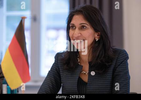 Eltville am Rhein, Allemagne. 17th novembre 2022. Suella Braverman, ministre de l'intérieur du Royaume-Uni, assiste à une réunion bilatérale avec le ministre allemand de l'intérieur Faeser (SPD). Lors de la réunion de G7 à Eltville, les ministres de l'intérieur échangent leurs vues sur les valeurs communes de la démocratie, de l'État de droit et des droits de l'homme, ainsi que sur la justice sociale, l'égalité et la numérisation inclusive. Credit: Andre pain/AFP-POOL/dpa/Alay Live News Banque D'Images