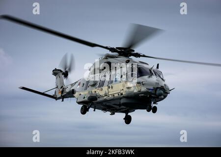 220902-N-XH769-1199 MER BALTIQUE (SEPT. 2, 2022) Un hélicoptère NH-90 néerlandais prépare un vol du navire de soutien multimission de la Royal Netherlands Navy HNLMS Karel doorman (A 833) au navire d'assaut amphibie de classe Wasp USS Kearsarge (LHD 3) le 2 septembre 2022. Le Kearsarge Amphiobie Ready Group et a embarqué 22nd Marine Expeditionary Unit, sous le commandement et le contrôle de la Task Force 61/2, est en cours de déploiement prévu dans la zone d'opérations de la Marine des États-Unis en Europe, employée par la U.S. Sixth Fleet pour défendre les intérêts américains, alliés et partenaires. Banque D'Images