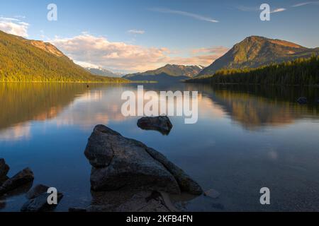 La lumière du matin baignait le lac Wenatchee au soleil, lors d'une journée de printemps calme et tranquille, ce qui en fait une destination de vacances attrayante Banque D'Images