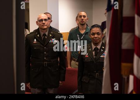 Le major Daniel Rhoades et son épouse, le lieutenant colonel Kimi Damassia-Rhoades, sont à l’attention de l’hymne national dans le cadre de la promotion du major Rhoades au lieutenant-colonel de l’USAMMDA, fort Detrick, Md., 1 septembre 2022. Rhoades est le directeur médical du bureau de gestion de projet USAMMDA Warfighter Expeditionary Medicine and Treatment (WEMT). USAMMDA dirige le développement de produits médicaux du ministère de la Défense par l’entremise de contrats, d’ententes et d’équipes interdisciplinaires et intégrées de produits. (Photo officielle de l'armée américaine par la paroisse de T. T. T./publiée) Banque D'Images