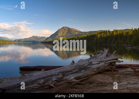 La lumière du matin baignait le lac Wenatchee au soleil, lors d'une journée de printemps calme et tranquille, ce qui en fait une destination de vacances attrayante Banque D'Images