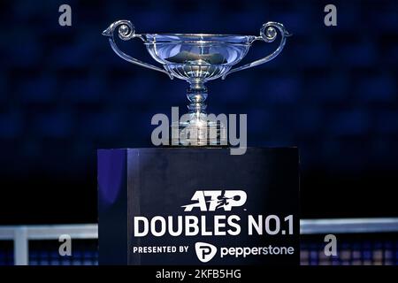 Turin, Italie. 17 novembre 2022. Le trophée ATP de fin d'année double le n° 1 est vu pendant le cinquième jour des finales de Nitto ATP. Credit: Nicolò Campo/Alay Live News Banque D'Images