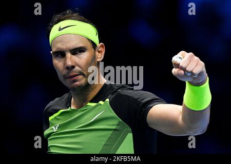 Turin, Italie. 17 novembre 2022. Rafael Nadal d'Espagne célèbre la victoire à la fin de son match rond-point contre Casper Ruud de Norvège pendant le cinquième jour des finales de Nitto ATP. Rafael Nadal a gagné le match 7-5, 7-5. Credit: Nicolò Campo/Alay Live News Banque D'Images