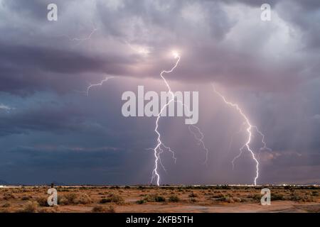 Des éclairs intenses frappent d'une tempête en Arizona Banque D'Images