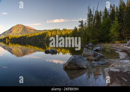 La lumière du matin baignait le lac Wenatchee au soleil, lors d'une journée de printemps calme et tranquille, ce qui en fait une destination de vacances attrayante Banque D'Images