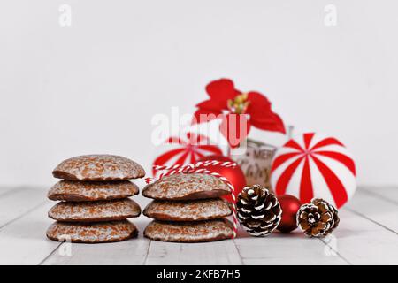 Des piles de biscuits de Noël traditionnels allemands ronds glacés de pain d'épice appelés « Lebkuchen » Banque D'Images