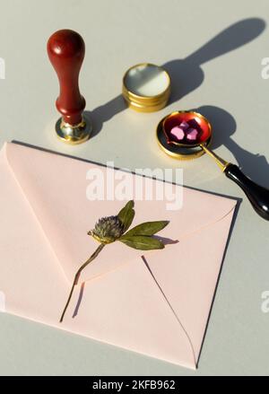 Impression de cire avec peinture au feu sur papier kraft maison avec fleurs séchées pressées. Jeu de joints d'étanchéité en cire. Banque D'Images