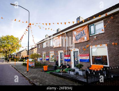 APELDOORN - décorations orange dans une rue, à l'approche de la coupe du monde au Qatar. L'équipe nationale néerlandaise jouera son premier match de groupe contre le Sénégal sur 21 novembre. ANP SEM VAN DER WAL pays-bas sortie - belgique sortie Banque D'Images
