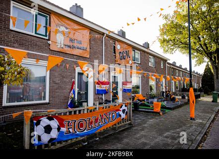 APELDOORN - décorations orange dans une rue, à l'approche de la coupe du monde au Qatar. L'équipe nationale néerlandaise jouera son premier match de groupe contre le Sénégal sur 21 novembre. ANP SEM VAN DER WAL pays-bas sortie - belgique sortie Banque D'Images