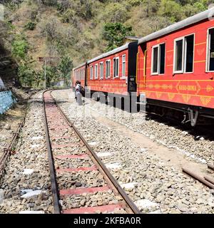 Toy train se déplaçant sur les pentes de montagne, belle vue, un côté montagne, un côté vallée se déplaçant sur le chemin de fer à la colline, parmi la forêt naturelle verte. Jouet Banque D'Images