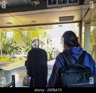 Téhéran, Téhéran, Iran. 17th novembre 2022. Se promener dans la ville sans foulard par une jeune fille étudiante alors que les opposants au « no hijab » sont à ses côtés pour protester contre le hijab obligatoire à Téhéran. La violence dans les rues a fait rage en Iran du jour au lendemain, alors que les manifestations déclenchées par la mort d'Amini à 16 septembre se sont intensifiées à l'anniversaire de la répression meurtrière de 2019. Amini, une iranienne de 22 ans d'origine kurde, est décédée sous la garde de la célèbre police de moralité après son arrestation pour une violation présumée du code vestimentaire strict de l'Iran pour les femmes. (Credit image: © Anonyme via ZUMA Press Wire) Banque D'Images