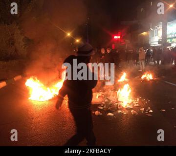 Téhéran, Téhéran, Iran. 17th novembre 2022. Les manifestations anti-gouvernementales iraniennes brûlent des poubelles et bloquent les rues de Téhéran. La violence dans les rues a fait rage en Iran du jour au lendemain, alors que les manifestations déclenchées par la mort d'Amini à 16 septembre se sont intensifiées à l'anniversaire de la répression meurtrière de 2019. Amini, une iranienne de 22 ans d'origine kurde, est décédée sous la garde de la police de moralité après son arrestation pour une violation présumée du code vestimentaire strict pour les femmes en Iran. (Credit image: © Anonyme via ZUMA Press Wire) Banque D'Images