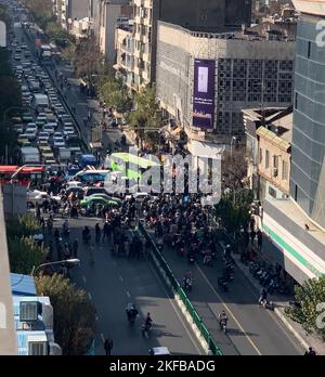 Téhéran, Téhéran, Iran. 17th novembre 2022. Des manifestants iraniens bloquent la circulation dans la ville centrale de Téhéran, sur l'avenue Jomhouri. La violence dans les rues a fait rage en Iran du jour au lendemain, alors que les manifestations déclenchées par la mort d'Amini à 16 septembre se sont intensifiées à l'anniversaire de la répression meurtrière de 2019. Amini, une iranienne de 22 ans d'origine kurde, est décédée sous la garde de la célèbre police de moralité après son arrestation pour une violation présumée du code vestimentaire strict de l'Iran pour les femmes. (Credit image: © Anonyme via ZUMA Press Wire) Banque D'Images