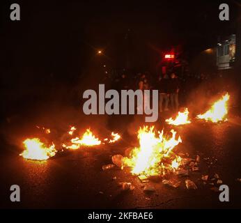 Téhéran, Téhéran, Iran. 17th novembre 2022. Les manifestations anti-gouvernementales iraniennes brûlent des poubelles et bloquent les rues de Téhéran. La violence dans les rues a fait rage en Iran du jour au lendemain, alors que les manifestations déclenchées par la mort d'Amini à 16 septembre se sont intensifiées à l'anniversaire de la répression meurtrière de 2019. Amini, une iranienne de 22 ans d'origine kurde, est décédée sous la garde de la police de moralité après son arrestation pour une violation présumée du code vestimentaire strict pour les femmes en Iran. (Credit image: © Anonyme via ZUMA Press Wire) Banque D'Images