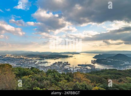 kyushu, japon - décembre 09 2021 : vue panoramique depuis le pont du point d'observation Yumiharidake surplombant le chantier naval de Sasebo avec le Kujukus Banque D'Images