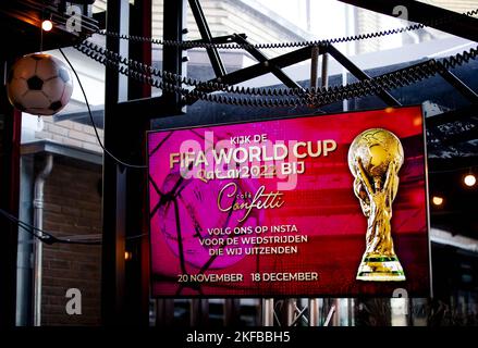 APELDOORN - Un café a été décoré à l'approche de la coupe du monde au Qatar. L'équipe nationale néerlandaise jouera son premier match de groupe contre le Sénégal sur 21 novembre. ANP SEM VAN DER WAL pays-bas sortie - belgique sortie Banque D'Images