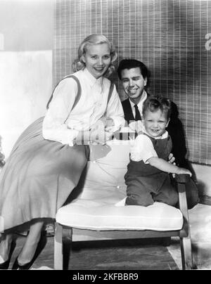 EVA MARIE SAINT 1957 portrait franc avec son mari JEFFREY HAYDEN et leur fils DARRELL HAYDEN publicité pour Un HATFUL DE RAIN 1957 réalisateur FRED ZINNEMANN XX Century Fox Banque D'Images