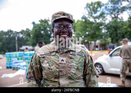 Sgt. Roneicia Durr, 1st Bataillon, 204th Régiment d'artillerie de défense aérienne, 66th Commandement de la troupe, Garde nationale de l'Armée du Mississippi, pose pour une photo au Hinds Community College-Academic/Technical Centre à Jackson, Mississippi, le 2 septembre 2022. « Je sert parce que je veux être un exemple en servant la communauté », a déclaré Durr. Banque D'Images