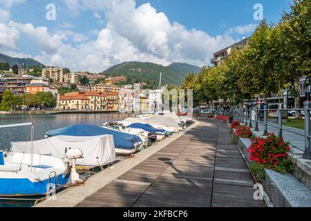 Omegna, Italie - 09-13-2021: La promenade d'Omegna sur le lac Orta Banque D'Images