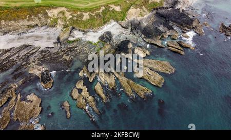 Rochers sur la rive irlandaise, vue de dessus. La côte de l'océan Atlantique. Nature de l'Europe du Nord. Côte des Rocheuses. Point de vue du drone. Banque D'Images