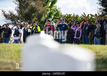 Les Patriot Guard Riders rendent des honneurs pendant le service funéraire du lieutenant de l'armée américaine, le colonel James Megellas, dans la section 75 du cimetière national d'Arlington, Arlington, Virginie, le 2 septembre 2022. Megellas est considérée comme l'officier le plus décoré de l'histoire de la division aéroportée de 82nd. Ses prix comprennent la Croix de service distingué, deux étoiles d'argent, deux étoiles de bronze, deux coeurs pourpre, et d'autres honneurs militaires pour son service européen de la Seconde Guerre mondiale. Megellas est considéré pour la Médaille d'honneur pour son service et son leadership pendant la bataille des Budge, une mise à niveau de l'étoile d'argent He Banque D'Images