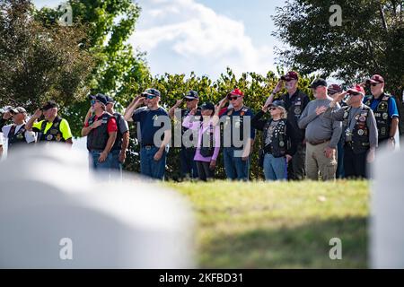 Les Patriot Guard Riders rendent des honneurs pendant le service funéraire du lieutenant de l'armée américaine, le colonel James Megellas, dans la section 75 du cimetière national d'Arlington, Arlington, Virginie, le 2 septembre 2022. Megellas est considérée comme l'officier le plus décoré de l'histoire de la division aéroportée de 82nd. Ses prix comprennent la Croix de service distingué, deux étoiles d'argent, deux étoiles de bronze, deux coeurs pourpre, et d'autres honneurs militaires pour son service européen de la Seconde Guerre mondiale. Megellas est considéré pour la Médaille d'honneur pour son service et son leadership pendant la bataille des Budge, une mise à niveau de l'étoile d'argent He Banque D'Images