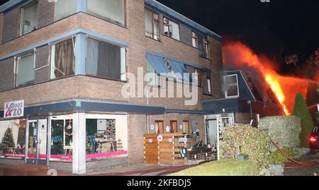 Hoogezand - plusieurs maisons ont été évacuées au cours d'un incendie majeur sur Meint Veningatraat Hoogezand. Le feu a commencé dans une grange derrière une boutique de cadeaux avec des appartements à l'étage. Lorsque les pompiers sont arrivés, des flammes étaient déjà en train de tirer hors du toit. L'amiante a été libéré pendant l'incendie, selon le service des incendies. En raison de l'intervention rapide des pompiers, les maisons et le magasin pourraient être préservés.COPYRIGHT ANP/HOLLANDSE HOOGTE/PERSBUREAU MÈTRE pays-bas hors - belgique hors Banque D'Images