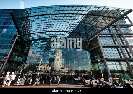Berlin, Allemagne - septembre 2022 : vue de façade de la gare centrale de Berlin (Berlin Hauptbahnhof, Berlin Hbf). Banque D'Images