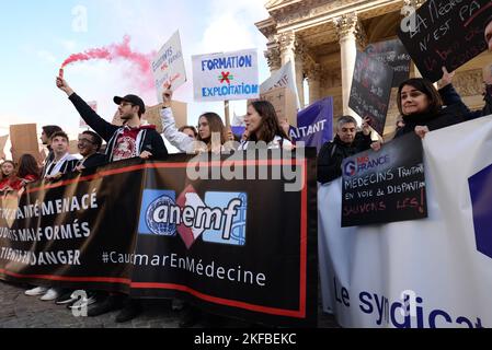 Manifestation des étudiants et internationaux de médecine contre la nouvelle forme des études de médecine, avec la participation du syndicat MG France Banque D'Images