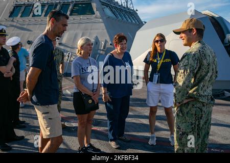 ANNAPOLIS, Maryland (sept 2, 2022) le lieutenant Joseph Varello donne des visites publiques du navire de combat littoral Freedom-variant USS Minneapolis-Saint Paul (LCS 21) à Annapolis, MD, le 2 septembre 2022. L'USS Minneapolis-Saint Paul doit participer à la Fleet week Maryland 2022. Banque D'Images