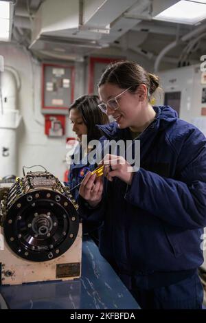 220902-N-IX644-1118 MER ADRIATIQUE (SEPT. 2, 2022) Aircraft’s Mate Kaylee Falaschetti, d’Oregon City, affecté au porte-avions de la classe Nimitz USS George H.W. La douille (CVN 77) dévisse une plaque d'un générateur pour vérifier la corrosion, 1 septembre 2022. Le George H.W. Bush Carrier Strike Group est en cours de déploiement prévu dans la zone d'opérations de la Naval Forces Europe des États-Unis, employée par la U.S. Sixth Fleet pour défendre les intérêts américains, alliés et partenaires. Banque D'Images