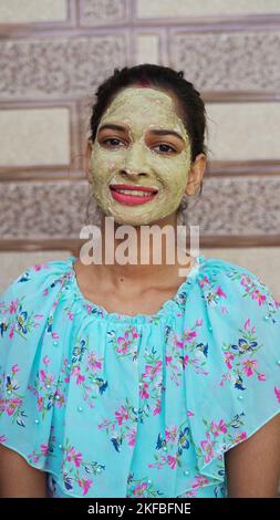 Belle jeune femme utilisant un masque facial maison sur le visage et se détendre à la maison. Femmes asiatiques avec Multani Mitti et Rose Water face Pack. Portrait de sp Banque D'Images