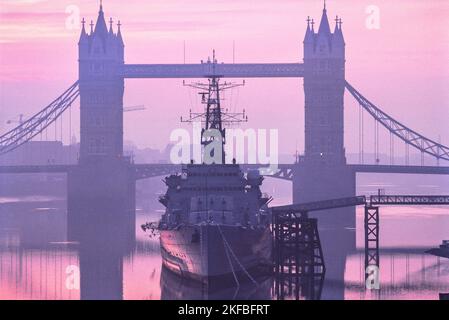 London River Thames, vue à l'aube du Tower Bridge avec le HMS Belfast à son amarrage permanent dans la Tamise en premier plan, Londres, Angleterre, Royaume-Uni Banque D'Images