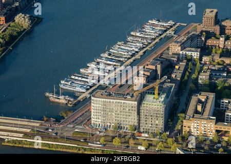 Maisons hollandaises typiques : prise de vue aérienne de nouvelles maisons près d'Amsterdam Banque D'Images
