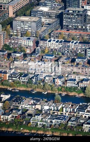Maisons hollandaises typiques : prise de vue aérienne de nouvelles maisons près d'Amsterdam Banque D'Images