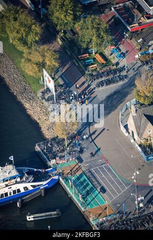 Antenne de ferry près de Ponthuijs et de la tour A'DAM d'Amsterdam Banque D'Images