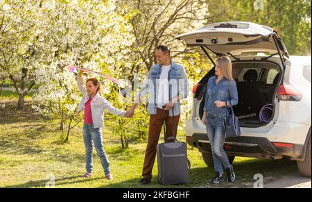 Voiture de voyage et bagages de camping emballés dans le coffre de voiture complet. Articles pour la randonnée en plein air. Plein air, aventures et SUV de voyage. Concept prêt à l'emploi Banque D'Images