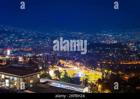 Kigali, Rwanda - 17 août 2022 : prise de vue nocturne de Kigali avec les collines couvertes dans les lumières de la ville autant que l'œil peut le voir. Banque D'Images