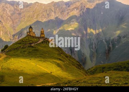 Église de la Trinité de Gergeti en Géorgie près de la frontière nord avec la Russie près du village de Stepantsminda sous la montagne Kazbegi Banque D'Images