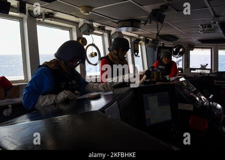 (De gauche à droite) la Garde côtière américaine signe John Stone, Lt. Cmdr. Joseph Haynsworth, et le maître principal Brian Chrest, homme du pont de l'USCGC Mohawk (WMEC 913) lors d'un exercice d'armes à feu MK-75 en cours dans l'océan Atlantique, le 2 septembre 2022. Mohawk est sur un déploiement prévu dans la zone d'opérations de la Marine américaine en Afrique, employée par la U.S. Sixth Fleet pour défendre les intérêts américains, alliés et partenaires. Banque D'Images