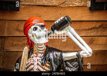 Grungy peint et collé ensemble sanglant squelette pirate boire de la bière avec le fond de coque de bateau Halloween décoration - gros plan Banque D'Images