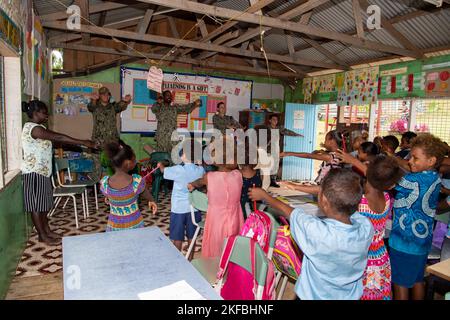 HONIARA, Îles Salomon (sept 2, 2022) – Pacific Partnership 2022 (PP22) des professionnels de la santé visitent des enfants locaux à l'école primaire Naha SDA en PP22. En 17th ans, le Partenariat Pacifique est la plus importante mission multinationale annuelle d'aide humanitaire et de préparation aux secours en cas de catastrophe menée dans l'Indo-Pacifique. Le Partenariat du Pacifique est une mission unificatrice qui favorise des amitiés durables et une coopération entre de nombreuses nations. La mission de l’année aux Îles Salomon comprendra des participants des États-Unis, du Japon et de l’Australie. Banque D'Images